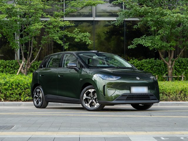 Leapmotor A05 — перёд три четверти справа
