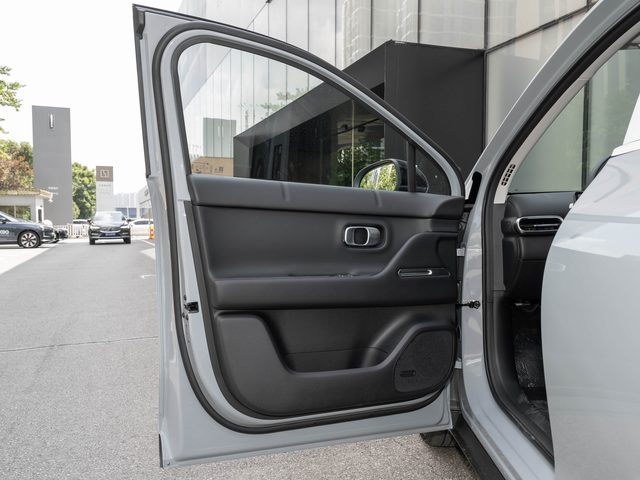 Leapmotor A05 — карта передней двери