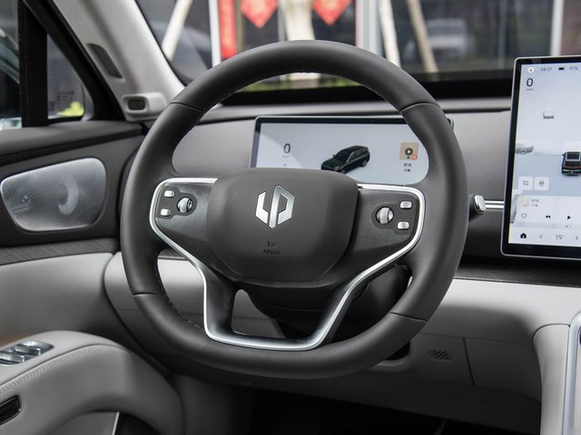 Leapmotor D19 — руль и приборная панель